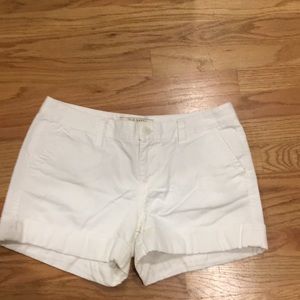 Old Navy low rise size 6 white shorts